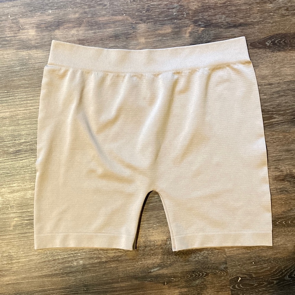 Nude shaping shorts